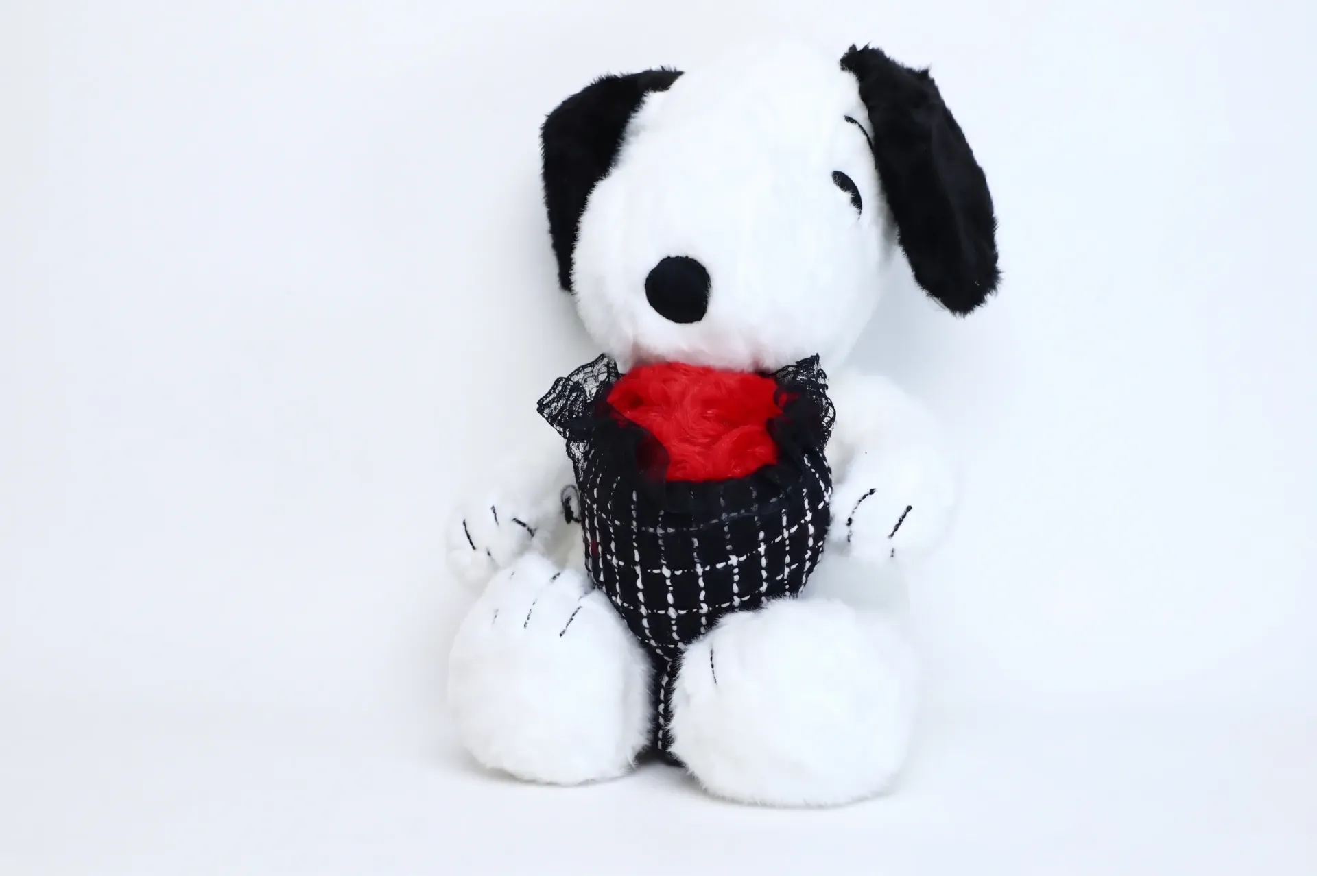 SNOOPY WITH HEART PLUSH TOY 30 CM