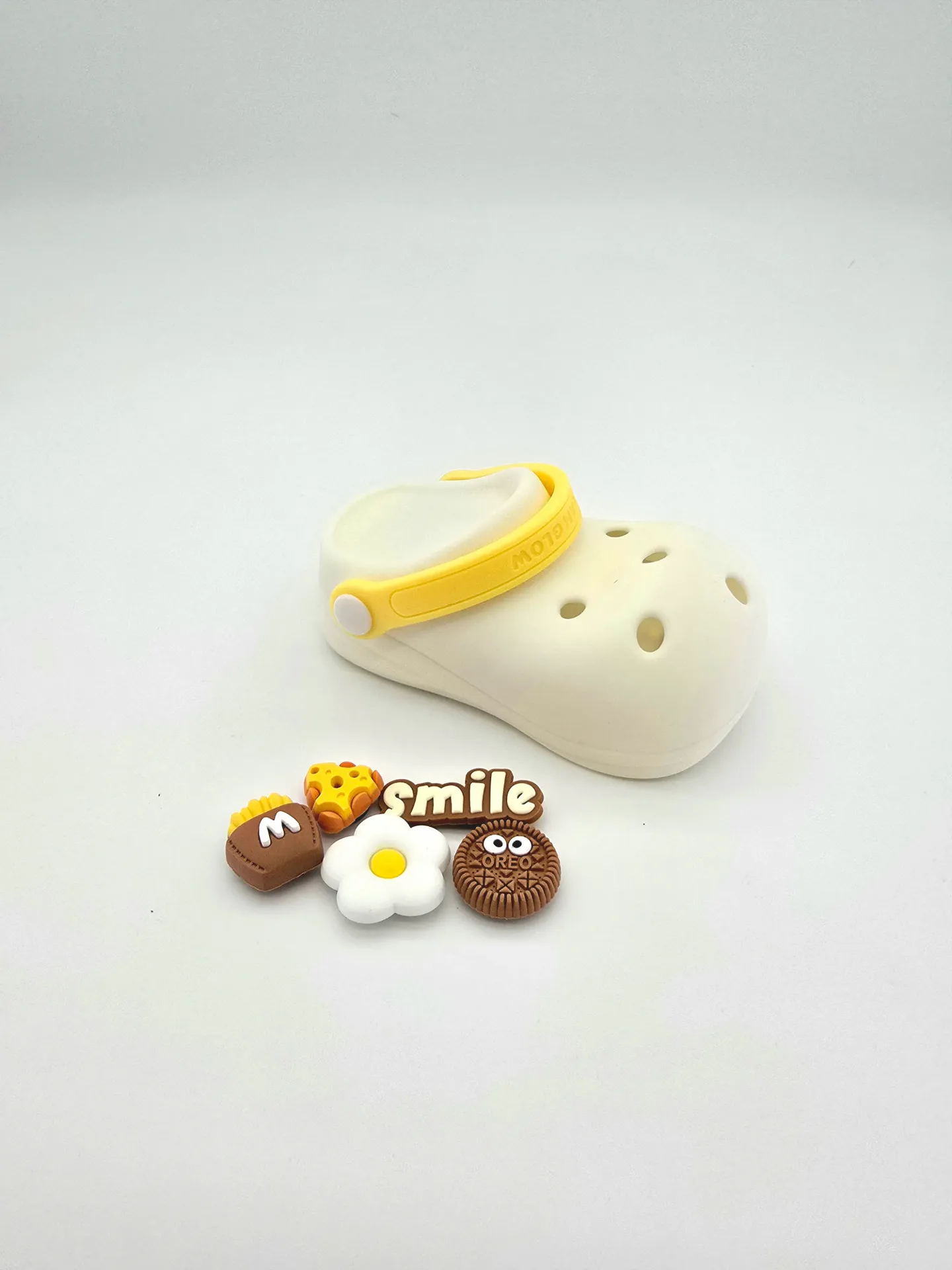 [W3555] HOLEY SHOES LAMP